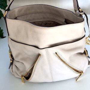 Never use it! Would love to sell to someone who’ll use it, beautiful bag